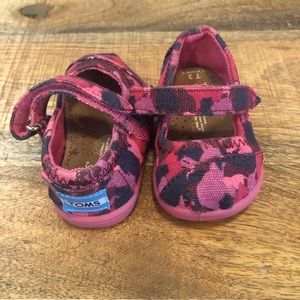 Like new adorable pink Toms T3